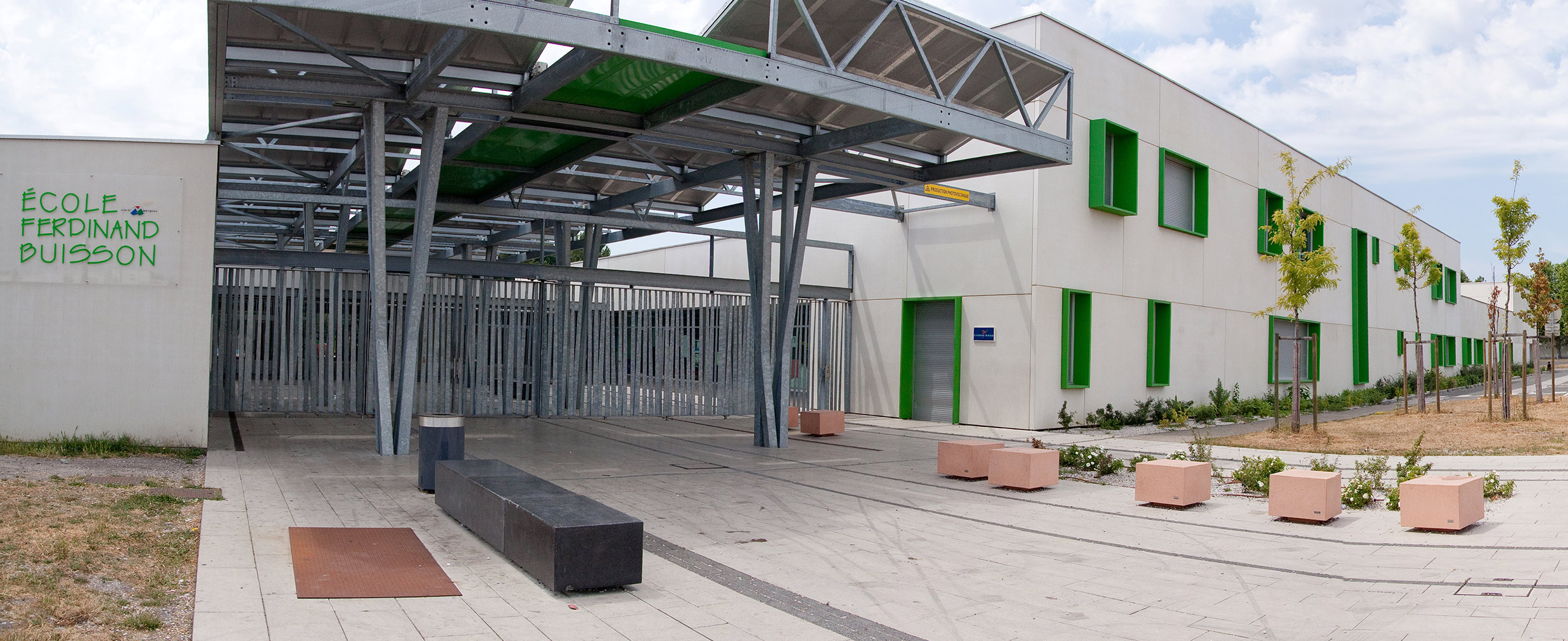 Entrée de l'école élémentaire Ferdinand Buisson à Mérignac dans le quartier de Beaudésert