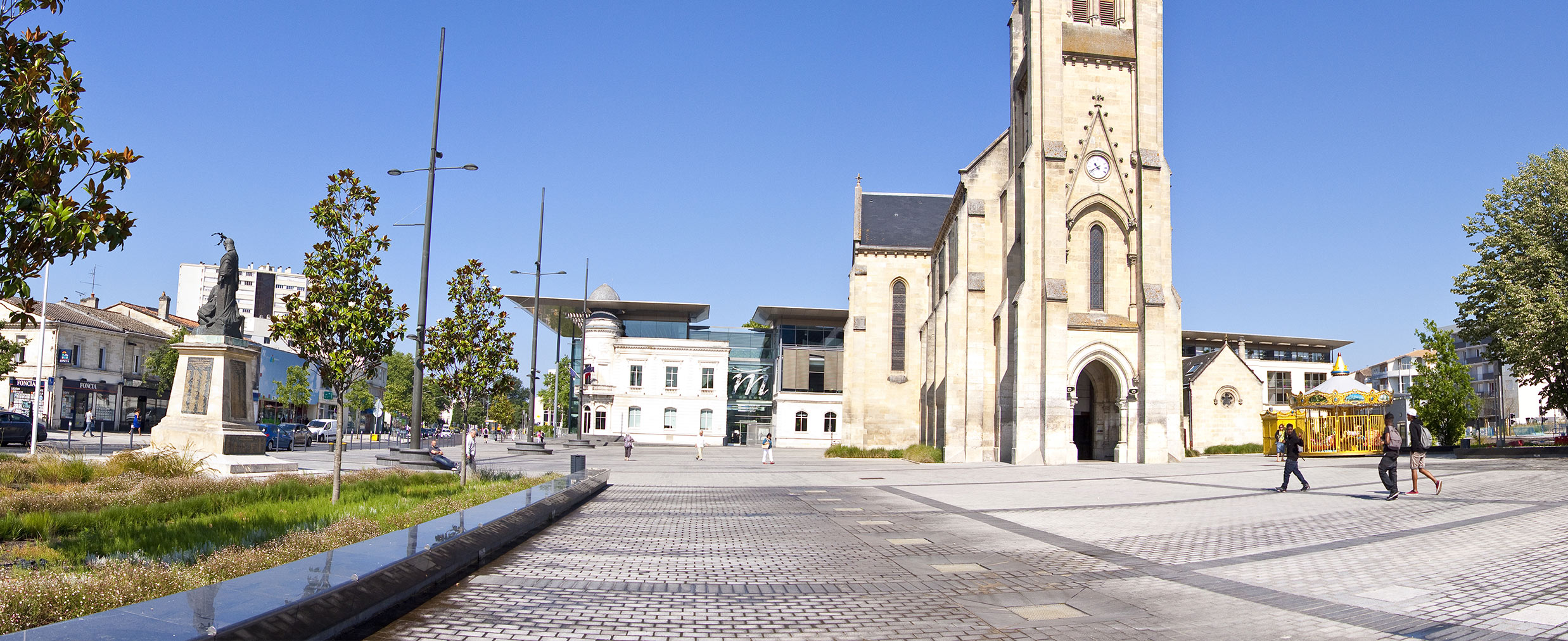 Église Saint-Vincent sur la place Charles de Gaulle