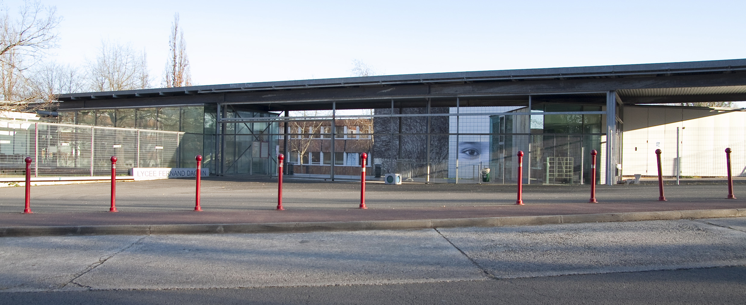 Façade et entrée principale du Lycée Fernand Daguin Mérignac