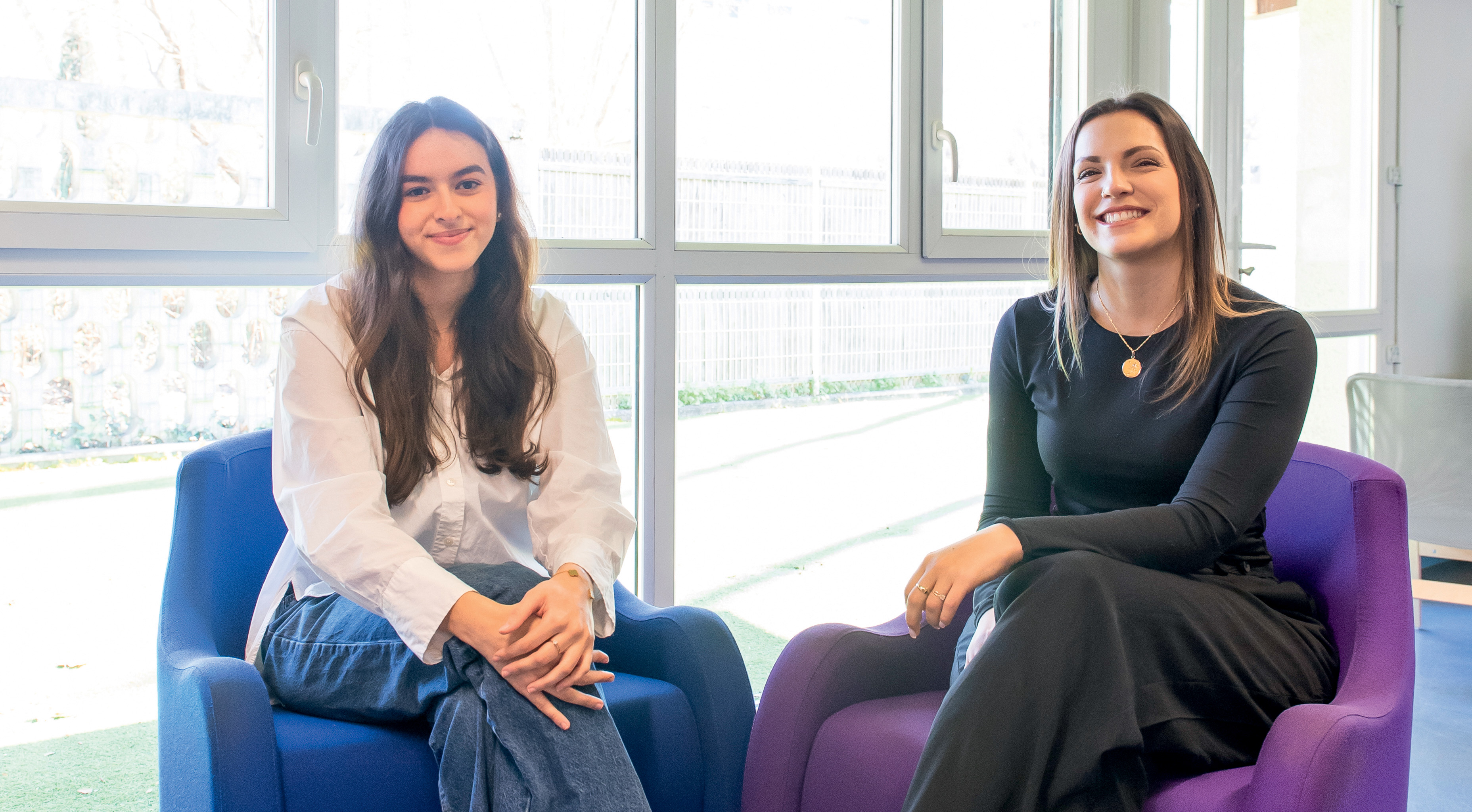 Chérine au côté de Manon Grenouilleau coordinatrice à l'espace jeunes